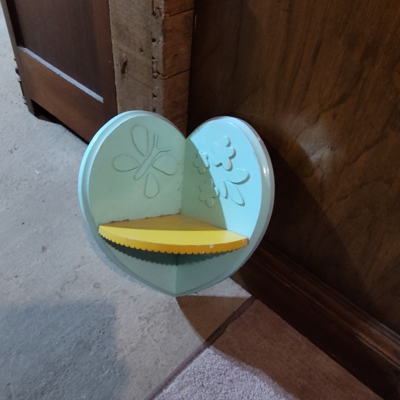 Heart-Shaped Corner Shelf - Picture 2 of 8